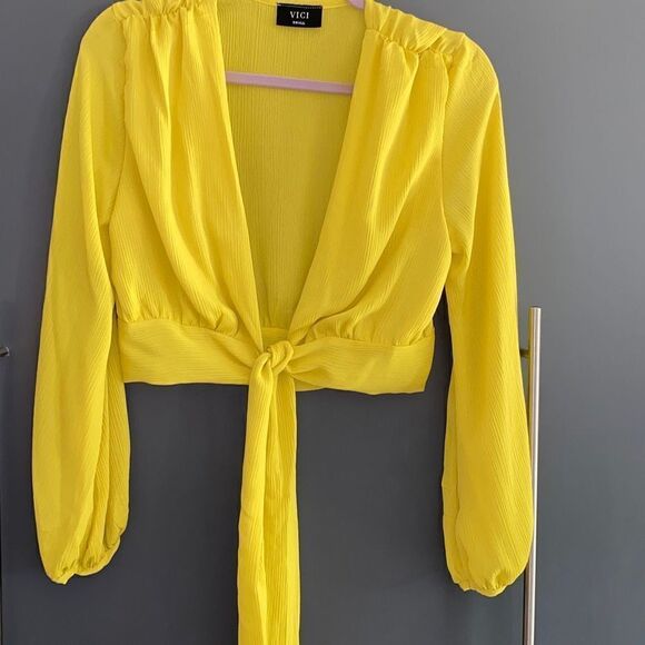 Lulu’s wrap top - Picture 1 of 4